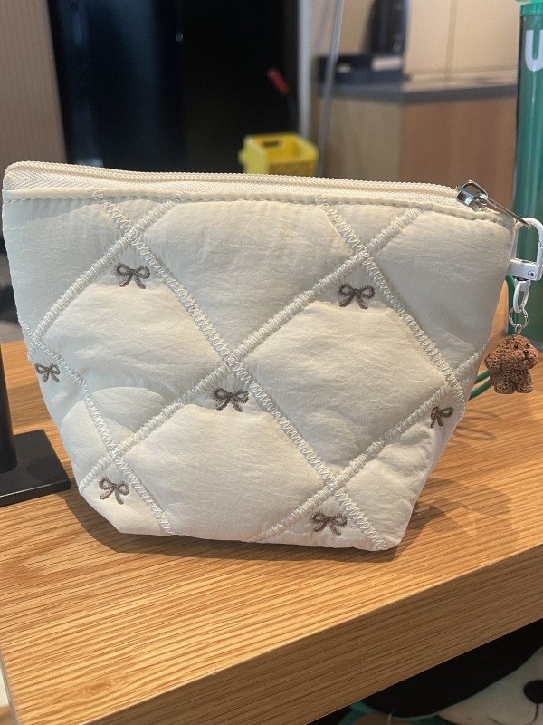 Mindennapi táska nagy kapacitással, quilted dizájn és virágos hímzés; Anyag: pamut, Belső: poliészter, Stílus: Minimalist Quiet Luxury, Szezon: 2024 téli
