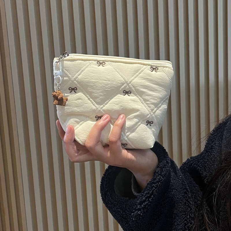 Mindennapi táska nagy kapacitással, quilted dizájn és virágos hímzés; Anyag: pamut, Belső: poliészter, Stílus: Minimalist Quiet Luxury, Szezon: 2024 téli