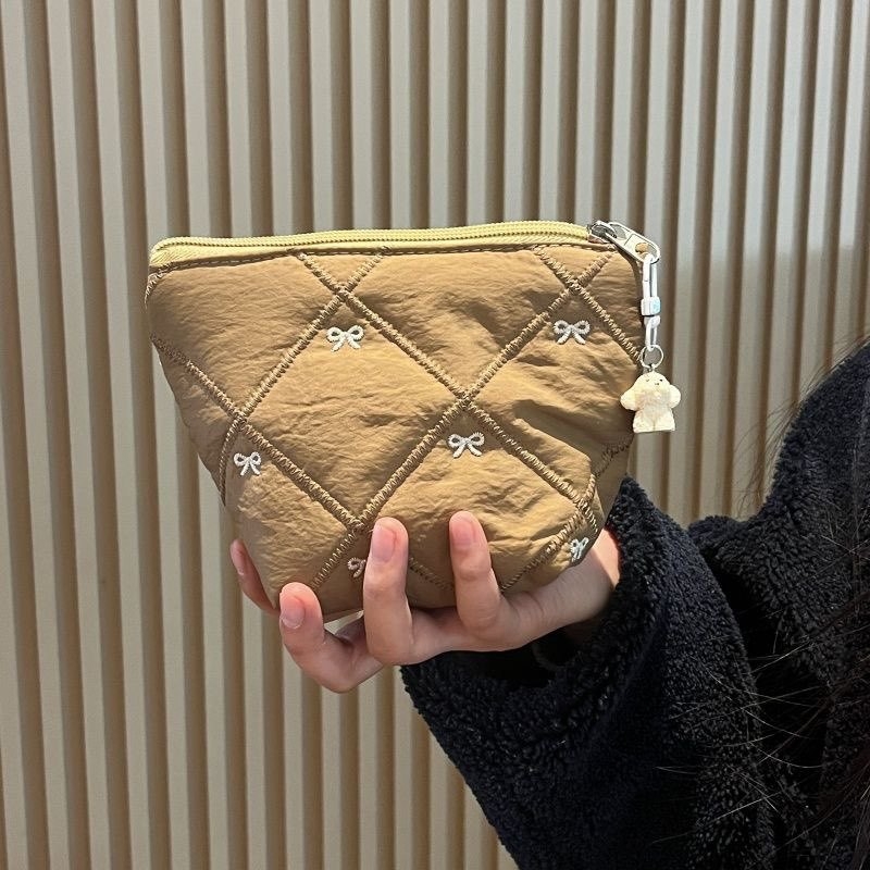 Mindennapi táska nagy kapacitással, quilted dizájn és virágos hímzés; Anyag: pamut, Belső: poliészter, Stílus: Minimalist Quiet Luxury, Szezon: 2024 téli