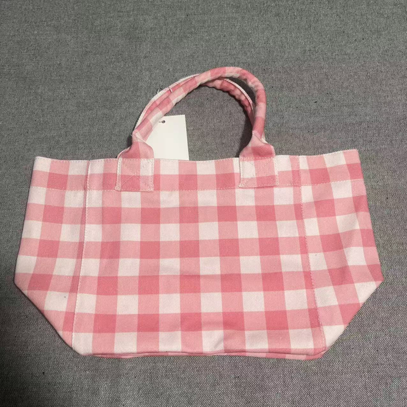 Platnena tote torba, oblik dumpling, magnetsko zatvaranje, bez podstave (materijal: platno; oblik: dumpling; zatvaranje: magnetsko; podstava: bez)