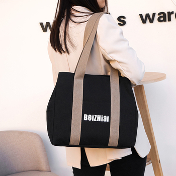 Geantă tote din pânză, în stil street, cu formă orizontală pătrată, închidere cu fermoar, buzunare interioare: buzunar cu fermoar, buzunar pentru telefon, buzunar pentru ID.