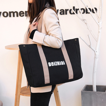 Geantă tote din pânză, în stil street, cu formă orizontală pătrată, închidere cu fermoar, buzunare interioare: buzunar cu fermoar, buzunar pentru telefon, buzunar pentru ID.