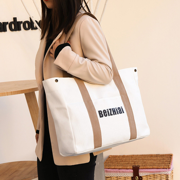 Geantă tote din pânză, în stil street, cu formă orizontală pătrată, închidere cu fermoar, buzunare interioare: buzunar cu fermoar, buzunar pentru telefon, buzunar pentru ID.