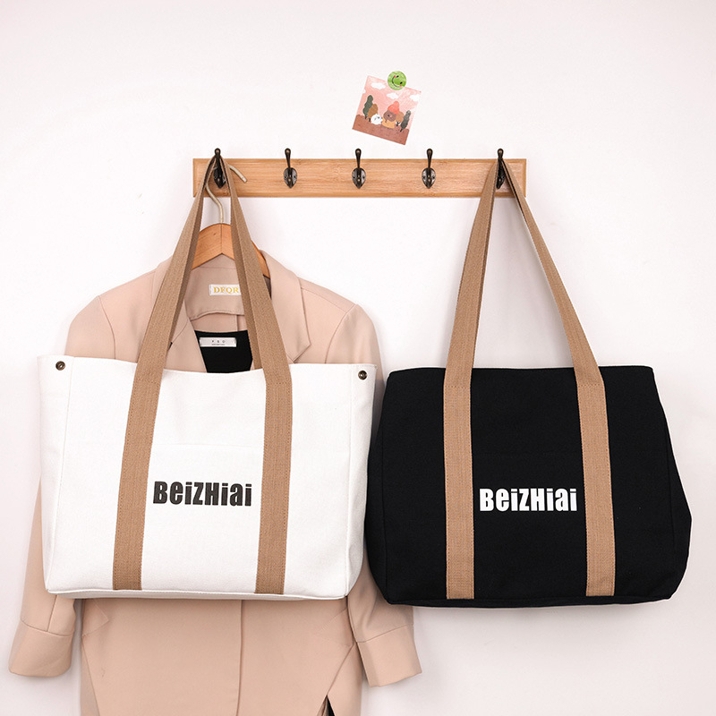 Geantă tote din pânză, în stil street, cu formă orizontală pătrată, închidere cu fermoar, buzunare interioare: buzunar cu fermoar, buzunar pentru telefon, buzunar pentru ID.