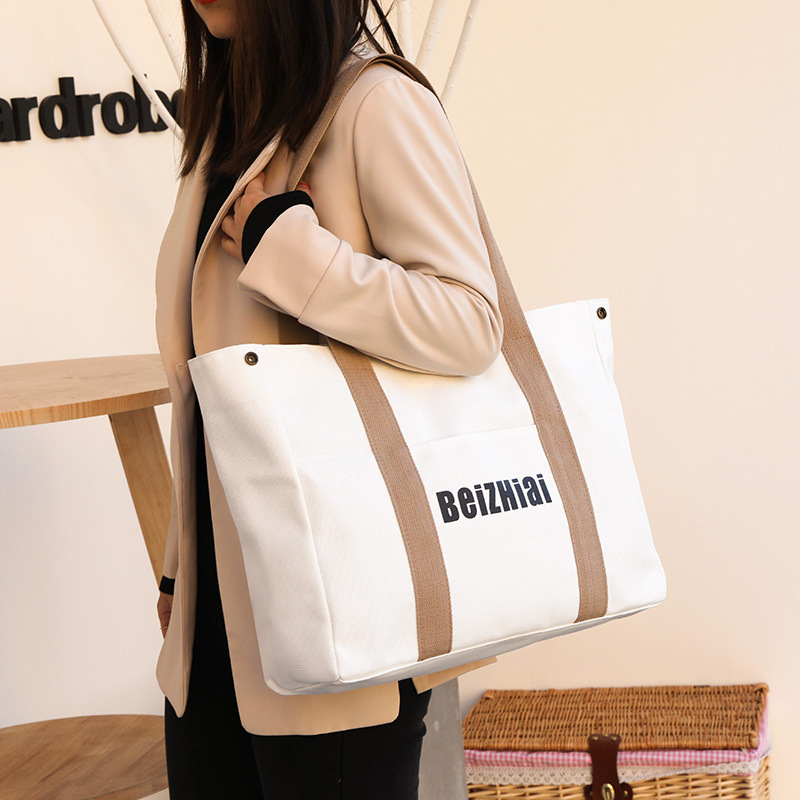 Geantă tote din pânză, în stil street, cu formă orizontală pătrată, închidere cu fermoar, buzunare interioare: buzunar cu fermoar, buzunar pentru telefon, buzunar pentru ID.