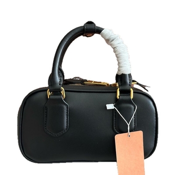 Geantă Boston din piele naturală, formă de pernă, închidere cu fermoar și buzunar interior cu fermoar