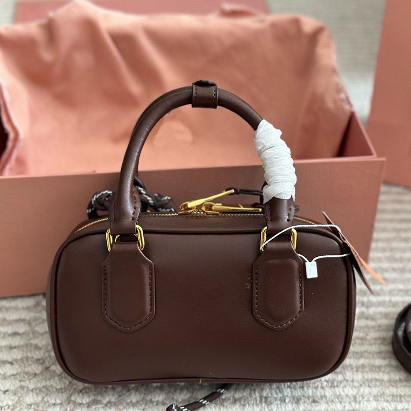 Geantă Boston din piele naturală, formă de pernă, închidere cu fermoar și buzunar interior cu fermoar