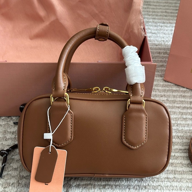 Geantă Boston din piele naturală, formă de pernă, închidere cu fermoar și buzunar interior cu fermoar