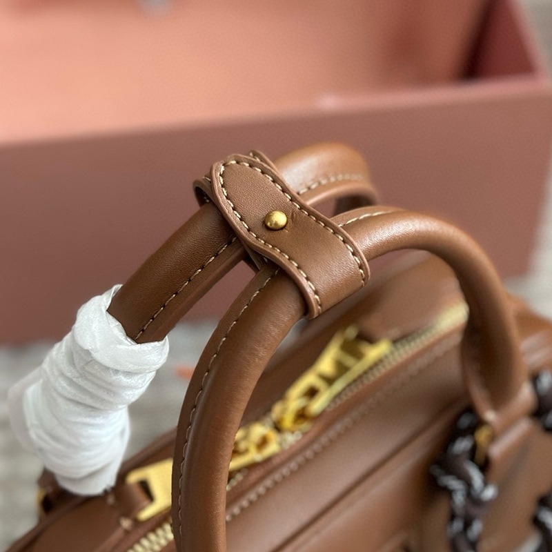 Geantă Boston din piele naturală, formă de pernă, închidere cu fermoar și buzunar interior cu fermoar