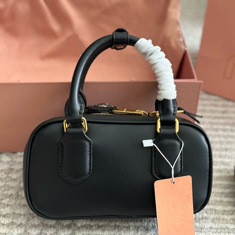 Geantă Boston din piele naturală, formă de pernă, închidere cu fermoar și buzunar interior cu fermoar