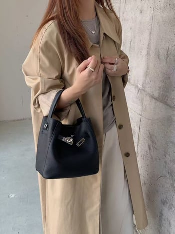 Τσάντα τύπου κουβά από δέρμα πρώτου στρώματος, κάθετης τετράγωνης μορφής, μαγνητικό κούμπωμα, τσέπη με φερμουάρ — γυναικεία ώμου τσάντα σε αστικό στυλ