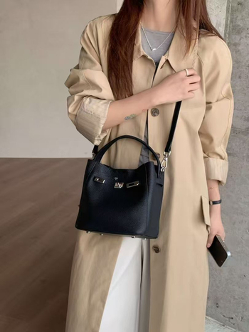 Τσάντα τύπου κουβά από δέρμα πρώτου στρώματος, κάθετης τετράγωνης μορφής, μαγνητικό κούμπωμα, τσέπη με φερμουάρ — γυναικεία ώμου τσάντα σε αστικό στυλ