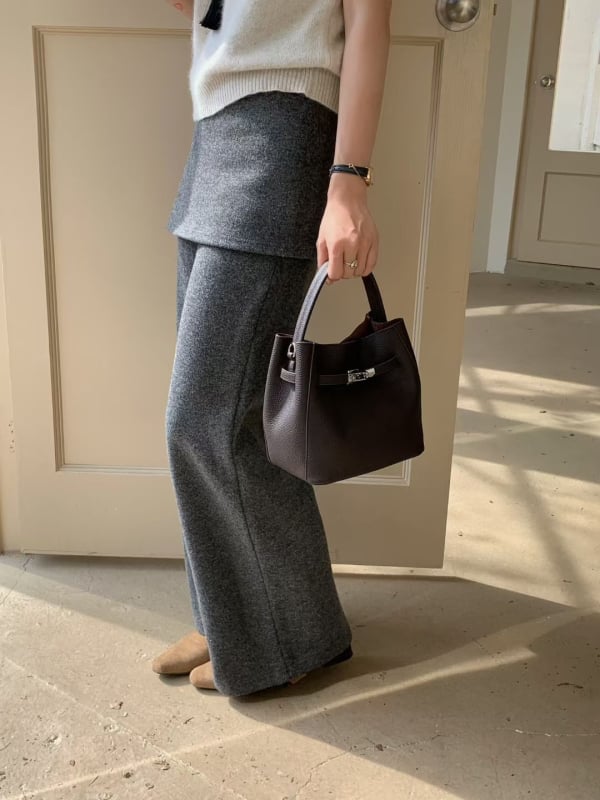 Τσάντα τύπου κουβά από δέρμα πρώτου στρώματος, κάθετης τετράγωνης μορφής, μαγνητικό κούμπωμα, τσέπη με φερμουάρ — γυναικεία ώμου τσάντα σε αστικό στυλ