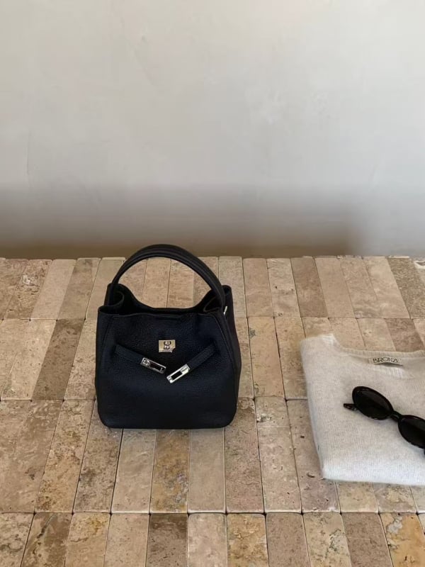 Τσάντα τύπου κουβά από δέρμα πρώτου στρώματος, κάθετης τετράγωνης μορφής, μαγνητικό κούμπωμα, τσέπη με φερμουάρ — γυναικεία ώμου τσάντα σε αστικό στυλ