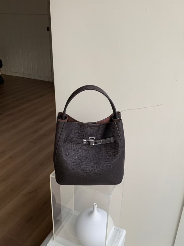 Τσάντα τύπου κουβά από δέρμα πρώτου στρώματος, κάθετης τετράγωνης μορφής, μαγνητικό κούμπωμα, τσέπη με φερμουάρ — γυναικεία ώμου τσάντα σε αστικό στυλ