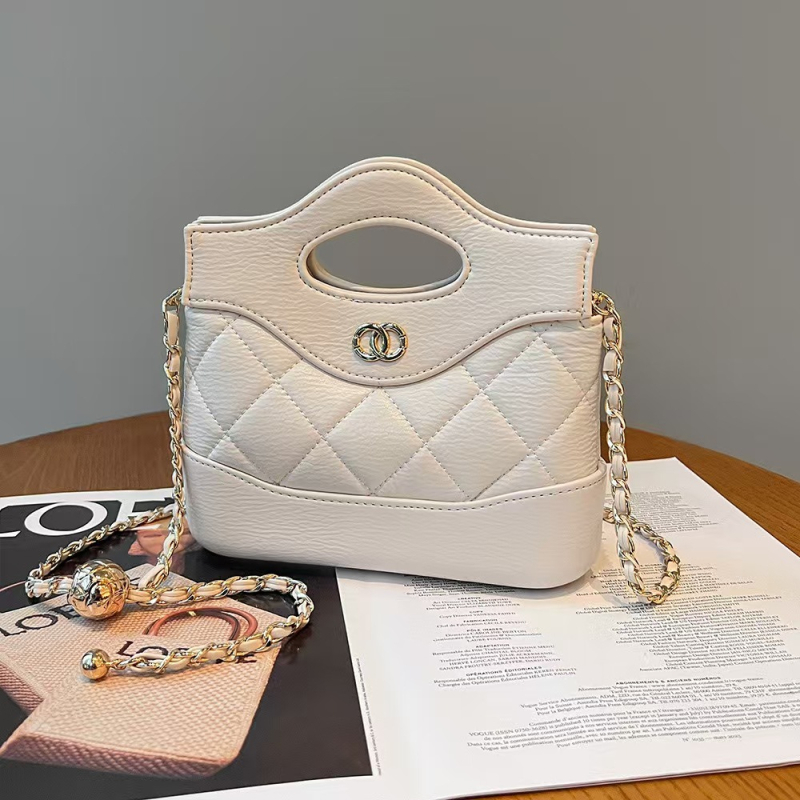 Geantă cu lanț în stil Chanel, din piele naturală de vițel de primă calitate, model quilting diamant, formă orizontală pătrată, închidere magnetică