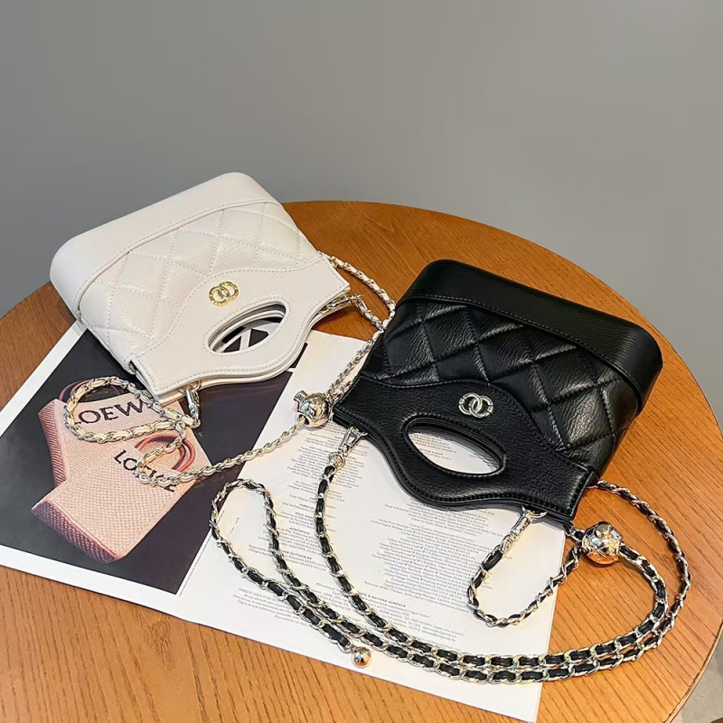 Geantă cu lanț în stil Chanel, din piele naturală de vițel de primă calitate, model quilting diamant, formă orizontală pătrată, închidere magnetică