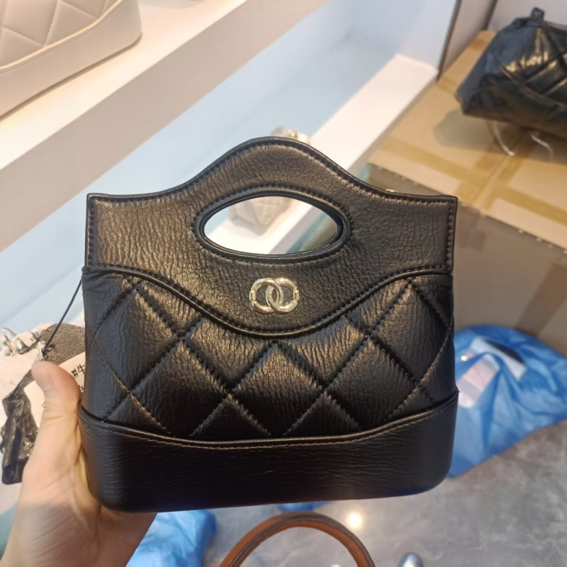Geantă cu lanț în stil Chanel, din piele naturală de vițel de primă calitate, model quilting diamant, formă orizontală pătrată, închidere magnetică