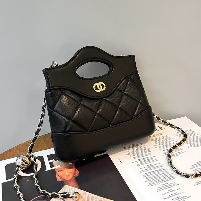 Geantă cu lanț în stil Chanel, din piele naturală de vițel de primă calitate, model quilting diamant, formă orizontală pătrată, închidere magnetică