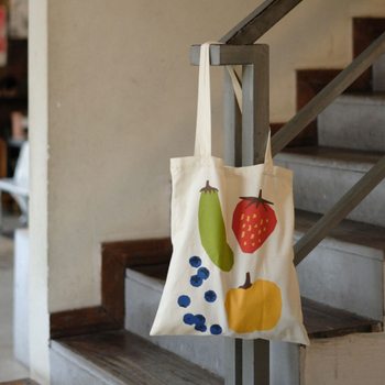 Geantă Tote pentru călătorii de relaxare, poliester, design cu căpșuni și morcovi, formă scoică, deschidere deschisă