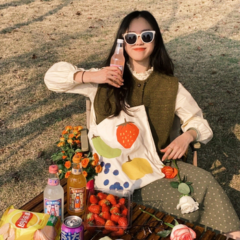 Geantă Tote pentru călătorii de relaxare, poliester, design cu căpșuni și morcovi, formă scoică, deschidere deschisă