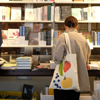 Geantă Tote pentru călătorii de relaxare, poliester, design cu căpșuni și morcovi, formă scoică, deschidere deschisă