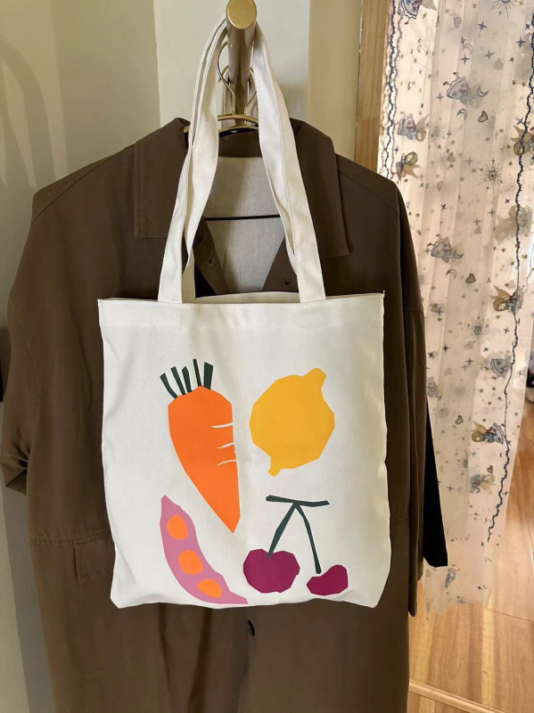 Geantă Tote pentru călătorii de relaxare, poliester, design cu căpșuni și morcovi, formă scoică, deschidere deschisă