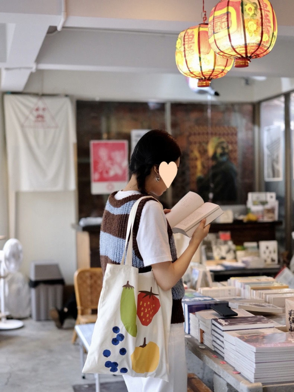 Geantă Tote pentru călătorii de relaxare, poliester, design cu căpșuni și morcovi, formă scoică, deschidere deschisă