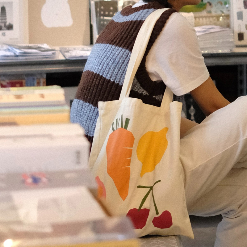 Geantă Tote pentru călătorii de relaxare, poliester, design cu căpșuni și morcovi, formă scoică, deschidere deschisă