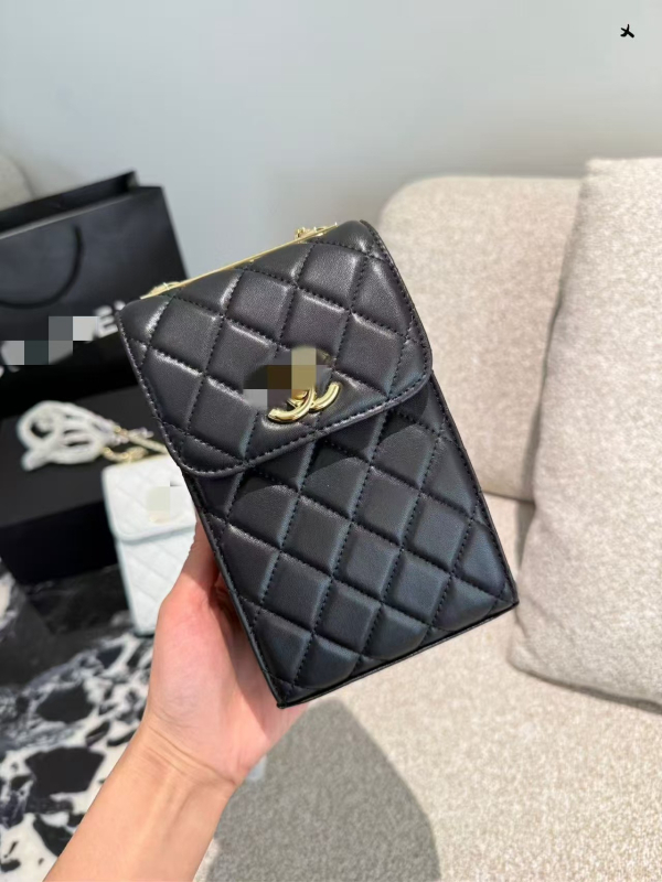 Torba za telefon s urbanim stilom, PVC materijal, vertikalno kvadratičnog oblika, magnetska kopča, poliester podstava