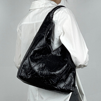 Γυναικεία Tote τσάντα με τριγωνική πλισέ - Δέρμα κορυφαίας ποιότητας από βοοειδή, μαγνητικό κούμπωμα, θήκη με φερμουάρ