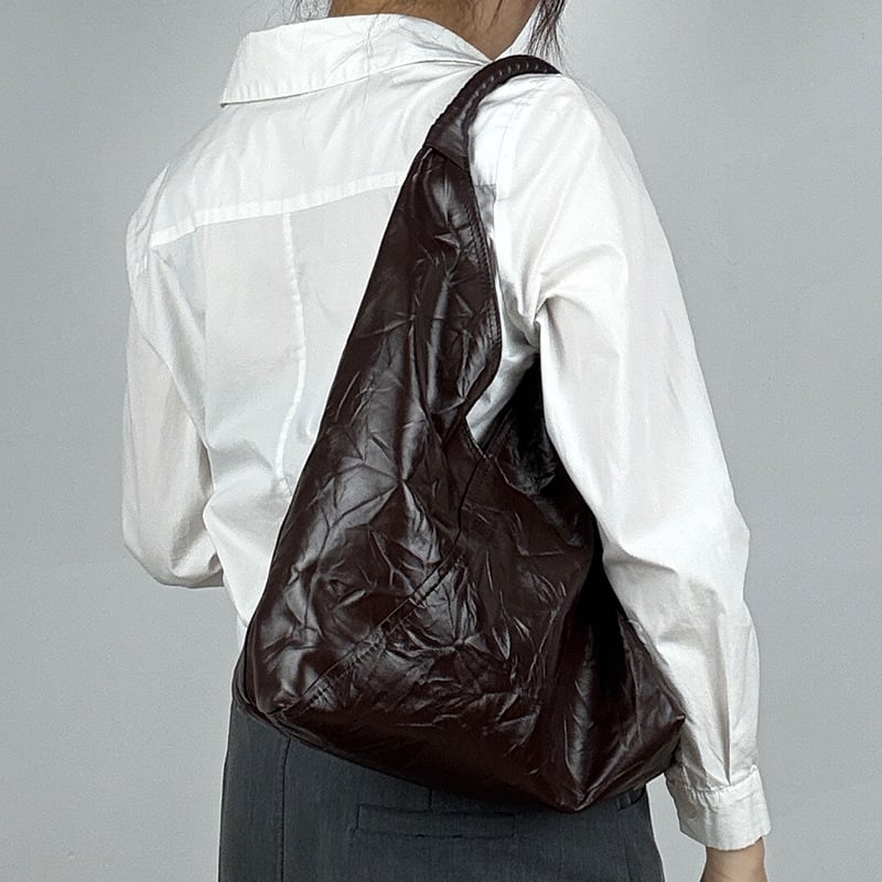 Γυναικεία Tote τσάντα με τριγωνική πλισέ - Δέρμα κορυφαίας ποιότητας από βοοειδή, μαγνητικό κούμπωμα, θήκη με φερμουάρ