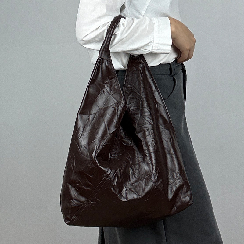 Γυναικεία Tote τσάντα με τριγωνική πλισέ - Δέρμα κορυφαίας ποιότητας από βοοειδή, μαγνητικό κούμπωμα, θήκη με φερμουάρ