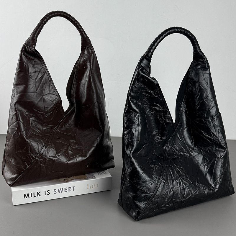 Γυναικεία Tote τσάντα με τριγωνική πλισέ - Δέρμα κορυφαίας ποιότητας από βοοειδή, μαγνητικό κούμπωμα, θήκη με φερμουάρ