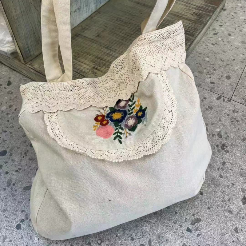 Ženska crossbody torba od pamuka s izšivanjem i čipkom, mala kvadratna torba, horizontalni kvadratni oblik, zatvarač, podstava od poliestera.