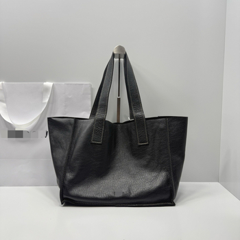 Tote torba od prave ovčje kože, otvoreni vrh, dvostruke naramenice, unutarnji džepovi za telefon i dokumente, zimska kolekcija 2025