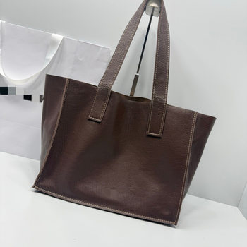 Tote torba od prave ovčje kože, otvoreni vrh, dvostruke naramenice, unutarnji džepovi za telefon i dokumente, zimska kolekcija 2025