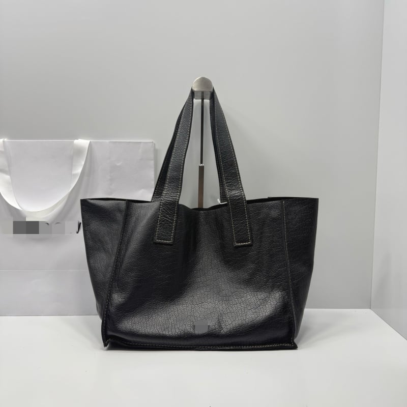 Tote torba od prave ovčje kože, otvoreni vrh, dvostruke naramenice, unutarnji džepovi za telefon i dokumente, zimska kolekcija 2025