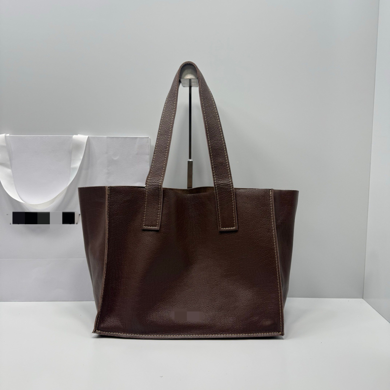 Tote torba od prave ovčje kože, otvoreni vrh, dvostruke naramenice, unutarnji džepovi za telefon i dokumente, zimska kolekcija 2025