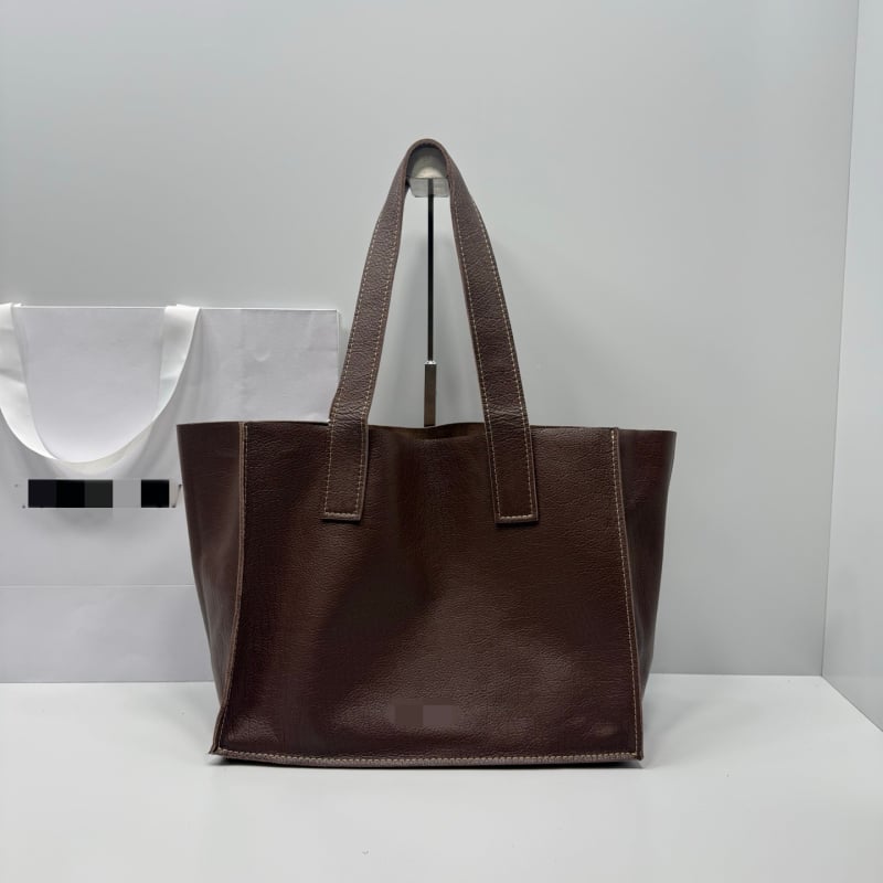 Tote torba od prave ovčje kože, otvoreni vrh, dvostruke naramenice, unutarnji džepovi za telefon i dokumente, zimska kolekcija 2025