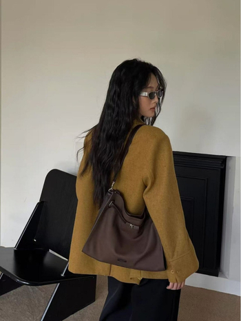 Tote torba od prave kože, ulični stil, oblik kanta, magnetsko zatvaranje, laminirani džep sa zatvaračem i poliester podstava