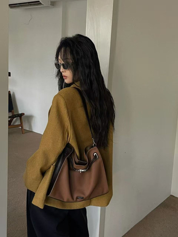 Tote torba od prave kože, ulični stil, oblik kanta, magnetsko zatvaranje, laminirani džep sa zatvaračem i poliester podstava