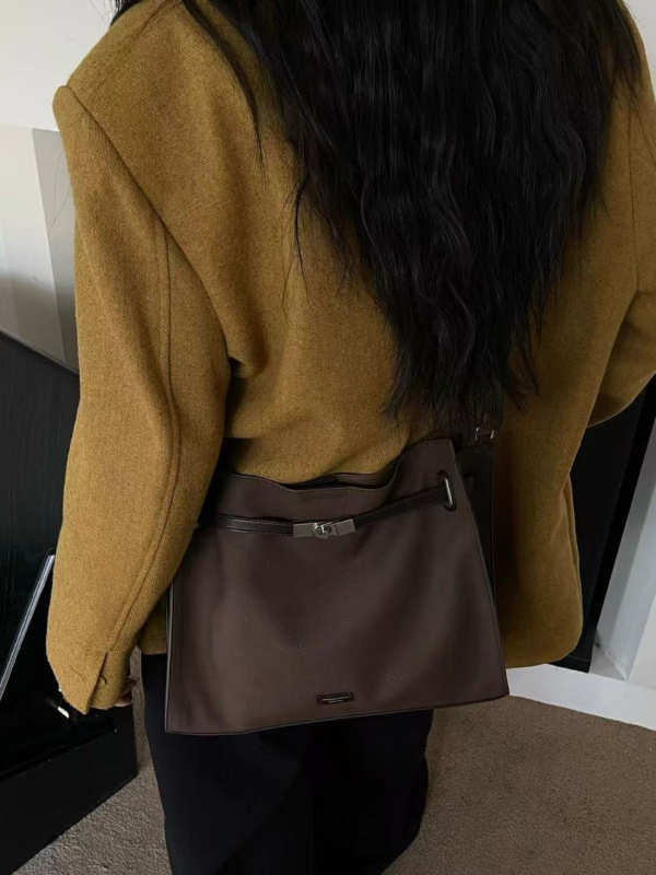 Tote torba od prave kože, ulični stil, oblik kanta, magnetsko zatvaranje, laminirani džep sa zatvaračem i poliester podstava