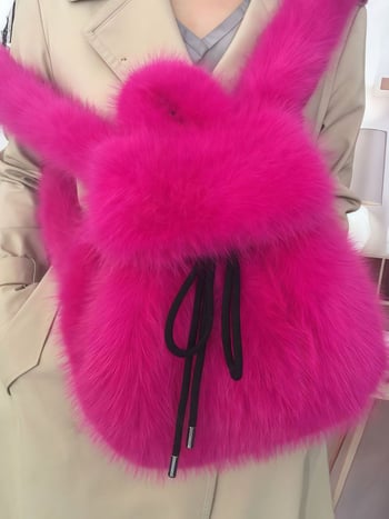 Σακίδιο με τεχνητή γούνα αλεπούς, κλείσιμο με κορδόνι, μεγάλη χωρητικότητα, εσωτερική θήκη για κινητό, τρισδιάστατος εξωτερικός σχεδιασμός