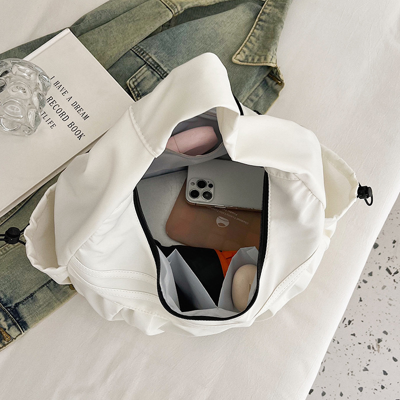 Crossbody torba - plisirana PU, gradska jednostavnost, underarm stil; dumpling oblik; zatvaranje na zip; unutarnja džep s zipom i džep za mobitel; jedna naramenica