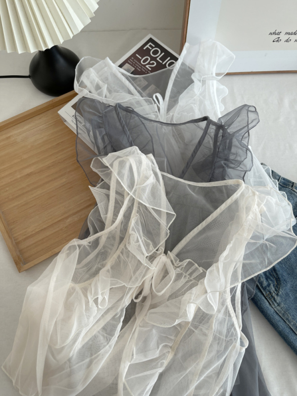 Dantelasta bluza s patchworkom i prozirnim efektom, V izrez, duge rukave, uski kroj, viskoza