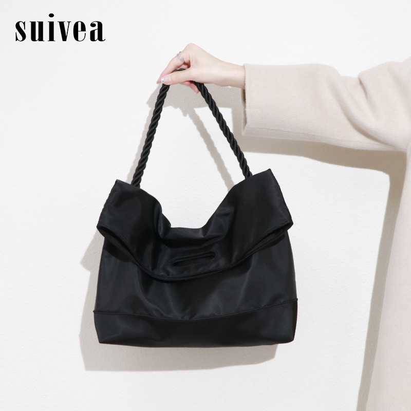 Τσαντάκι μασχάλης από Oxford ύφασμα, οριζόντιο τετράγωνο σχήμα, μαγνητικό κούμπωμα, εσωτερική τσέπη με φερμουάρ