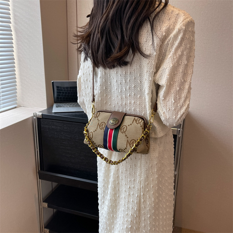 Τσάντα χιαστί – PU υλικό, οριζόντια τετράγωνης μορφής, με μία ιμάνκα, φερμουάρ για το άνοιγμα, επένδυση πολυεστέρα; αστικός μινιμαλισμός