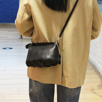 Női crossbody válltáska, első réteg marhabőrből, vízszintes négyzetes forma, cipzáras nyitás, belső cipzáras zseb, bélés poliészter-cotton