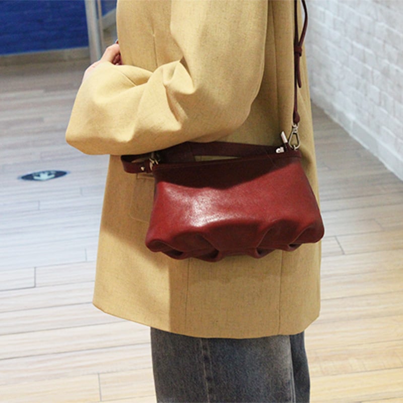 Női crossbody válltáska, első réteg marhabőrből, vízszintes négyzetes forma, cipzáras nyitás, belső cipzáras zseb, bélés poliészter-cotton